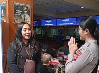 Urus Balik Nama BPKB, Warga Apresiasi Pelayanan yang Serba Digital JAKARTA, Matanews — Kemudahan pelayanan dirasakan Sari saat mengurus balik nama BPKB atau pergantian kepemilikan kendaraan di Kantor Pelayanan BPKB Gedung Biru Ditlantas Polda Metro Jaya