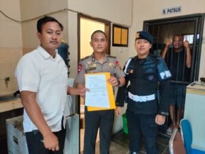 Polda Kaltim Pecat Anggota Brimob Bekingi Kampung NarkobaBALIKPAPAN, Matanews — Kepolisian Daerah Kalimantan Timur menjatuhkan sanksi tegas berupa Pemberhentian Tidak Dengan Hormat (PTDH) terhadap seorang anggota Satuan Brimob yang terbukti menyalahgunakan narkotika jenis sabu.