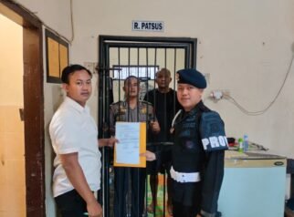 Polda Kaltim Pecat Anggota Brimob Bekingi Kampung Narkoba BALIKPAPAN, Matanews — Kepolisian Daerah Kalimantan Timur menjatuhkan sanksi tegas berupa Pemberhentian Tidak Dengan Hormat (PTDH) terhadap seorang anggota Satuan Brimob yang terbukti menyalahgunakan narkotika jenis sabu.