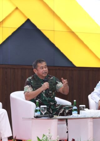 TNI AD dan Pemprov Jabar Satukan Langkah Atasi Sampah dan Antisipasi Kemarau Panjang JAKARTA, Matanews — TNI Angkatan Darat bersama Pemerintah Provinsi Jawa Barat memperkuat kolaborasi dalam penanganan sampah terpadu dan mitigasi dampak kemarau panjang melalui Rapat Koordinasi yang digelar di Aula Jenderal Besar A.H. Nasution, Markas Besar Angkatan Darat