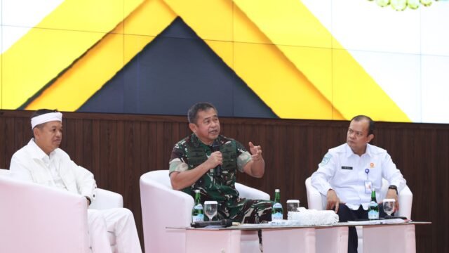 TNI AD dan Pemprov Jabar Satukan Langkah Atasi Sampah dan Antisipasi Kemarau Panjang JAKARTA, Matanews — TNI Angkatan Darat bersama Pemerintah Provinsi Jawa Barat memperkuat kolaborasi dalam penanganan sampah terpadu dan mitigasi dampak kemarau panjang melalui Rapat Koordinasi yang digelar di Aula Jenderal Besar A.H. Nasution, Markas Besar Angkatan Darat