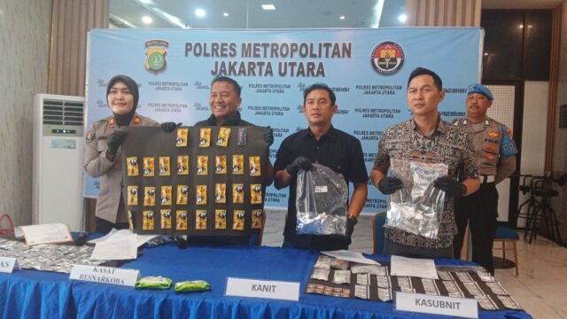 Satresnarkoba Polres Metro Jakut Gagalkan Peredaran Ratusan Liquid Vape Mengandung Narkotika JAKARTA, Matanews -- Satuan Reserse Narkoba Polres Metro Jakarta Utara berhasil mengungkap kasus peredaran narkotika golongan II jenis liquid vape (catridge) yang diduga akan diedarkan di wilayah Jakarta.